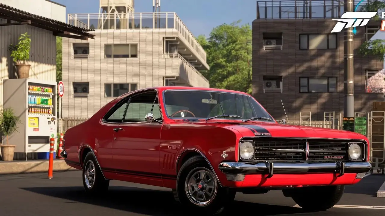 Un'immagine del logo PlayStation dietro un'auto rossa di Forza Horizon 6.
