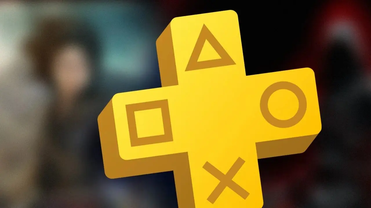 Gran logotipo dorado de PlayStation Plus centrado sobre un collage borroso de ilustraciones de videojuegos.
