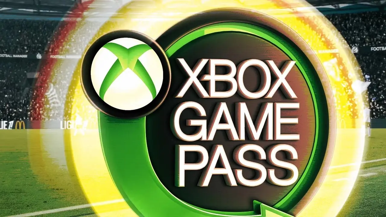Un emblema brillante de Xbox Game Pass frente a un campo de fútbol.